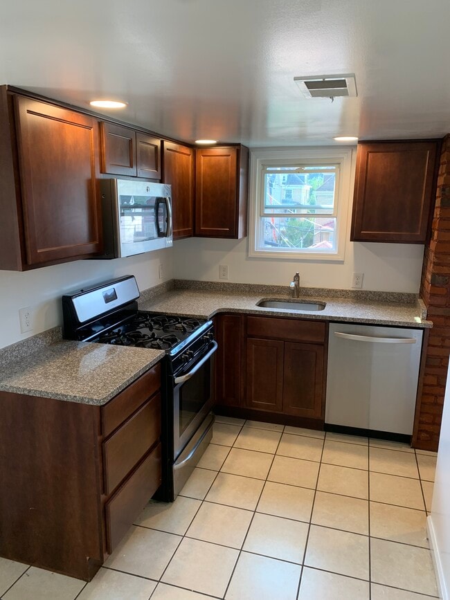 Building Photo - 102 Haldane St Unit 2