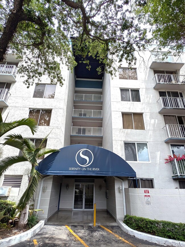 Building Photo - 1720 NW N River Dr Unit 209