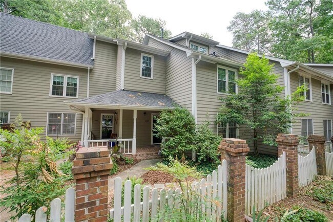 Photo - 1445 Oakridge Cir