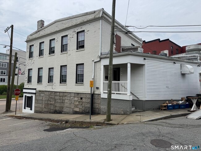 Building Photo - 345 Bank St Unit 1