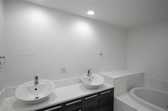 Photo - 2950 NE 188th St Unidad 143