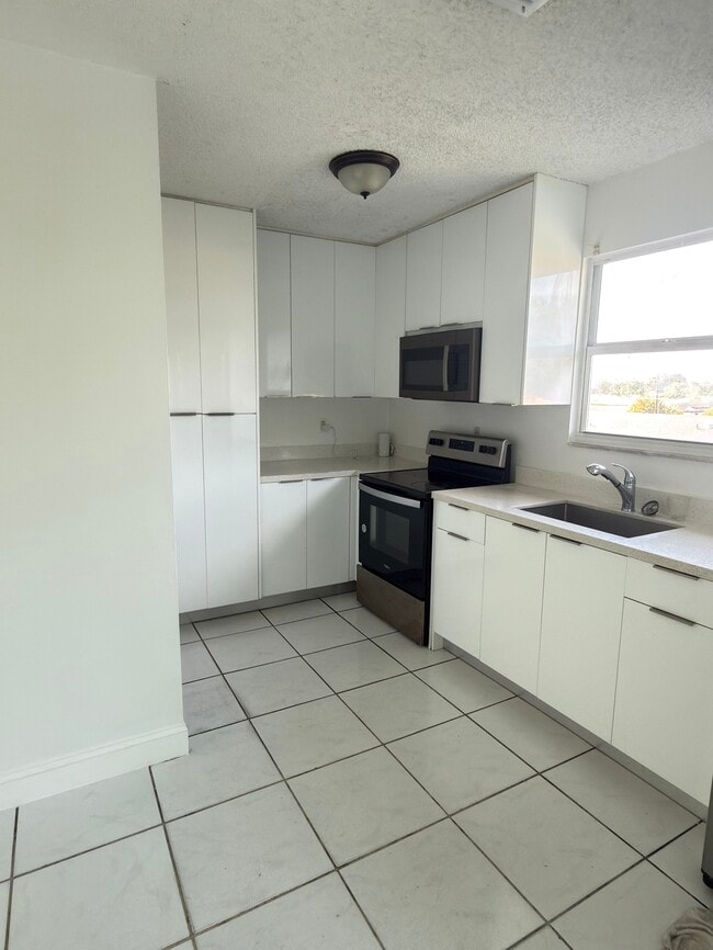 Photo - 325 W 60th St Unit Hialeah