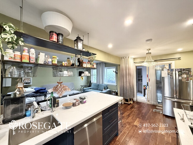 Photo - Spacious 3-Floor Semi-Detached Home with Huge Backyard & 3 Parking Spaces – Scarborough