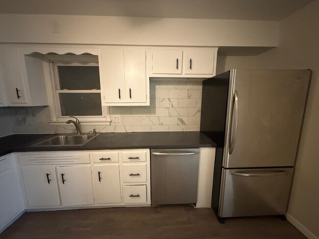 Photo - 10 E 10th St