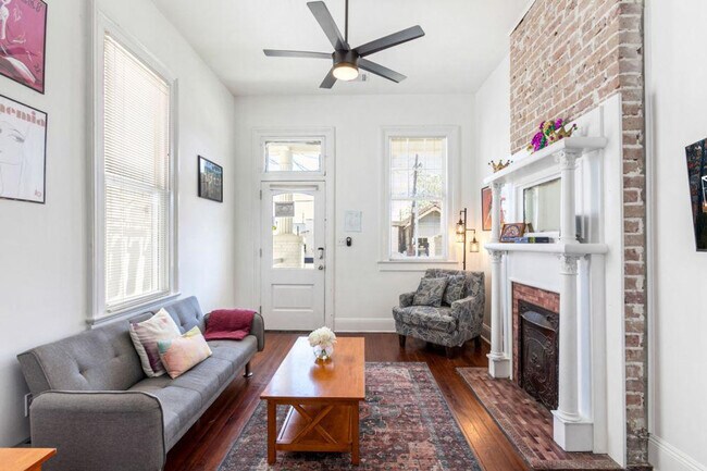 Building Photo - 2430 Valence St Rental