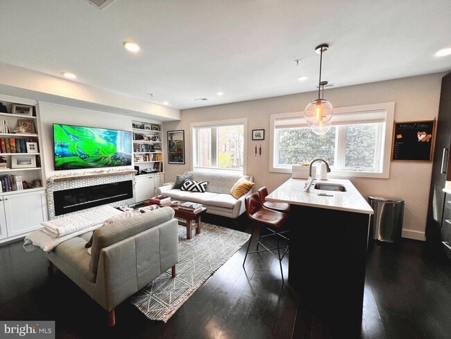 Building Photo - 1331 K St SE Unit 203