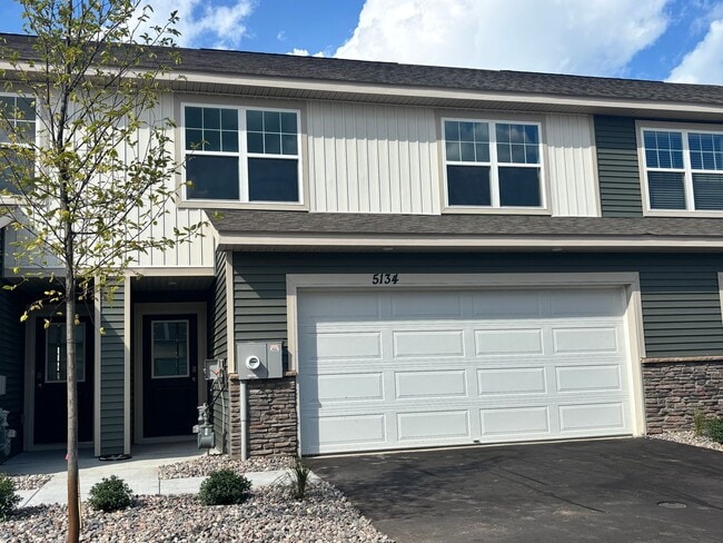Building Photo - Beautiful Newer 3Br Woodbury Townhome