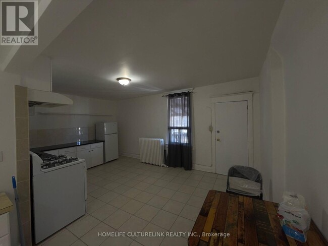 Photo - 158 Danforth Ave