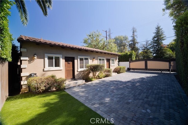 Photo - 19617 Oxnard St