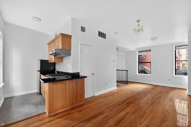 Building Photo - 260 Warren St Unit APT 2