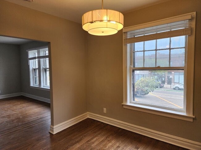 Building Photo - 1601 W Thome Ave Unit 2A