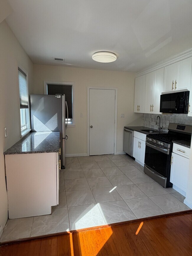 Photo - 235 Lawrence Ave Unit 2