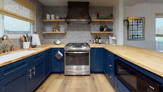 Building Photo - 3BR/2BA Remodeled Condo – 1 Block from the...