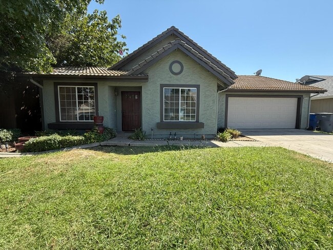 Building Photo - 2115 E Minarets Ave Rental