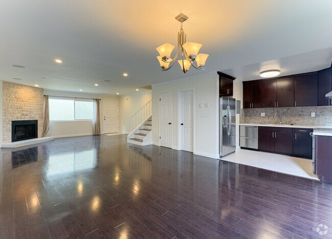 Building Photo - Controlled Access Complex | Townhouse 3BD/...