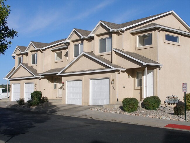 Building Photo - 3 Bedroom Townhome in a Convenient Location
