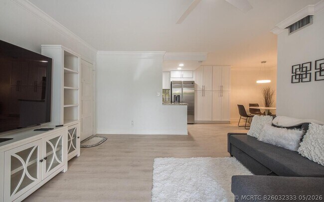 Building Photo - 1174 NW 13th St Unit 132b