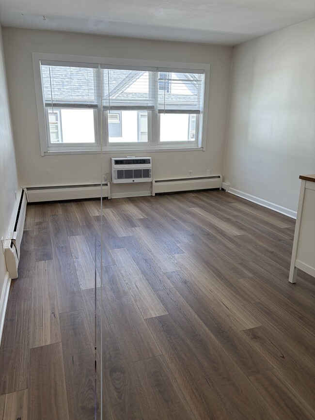 studio 22 - 409 University Ave SE