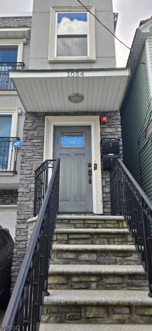Photo - 1054 Bond St