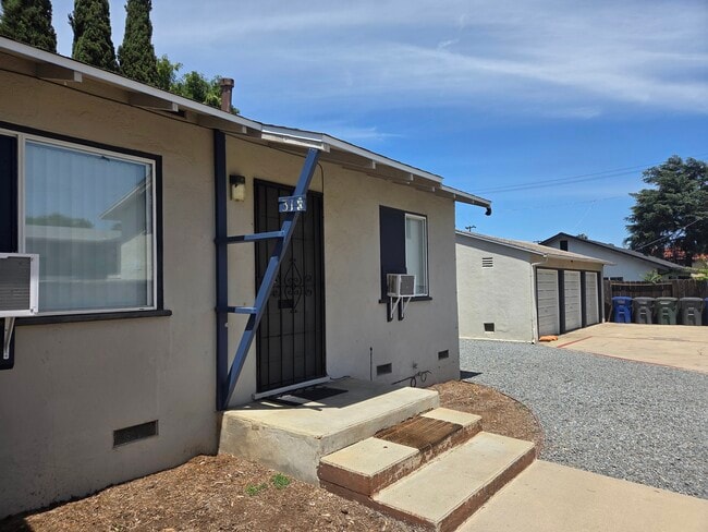 Parte frontal de la unidad - 318 W Cypress Ave