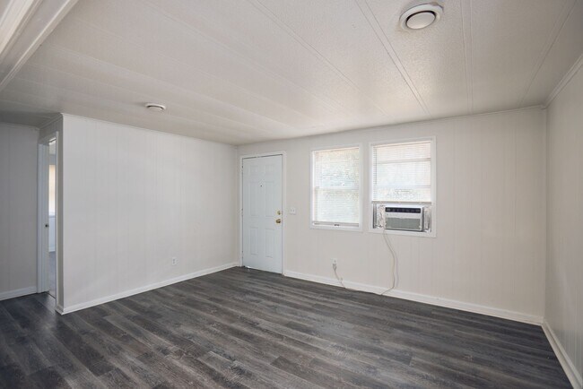 Photo - 2553-2555 Lloyd Rd Unit 2555