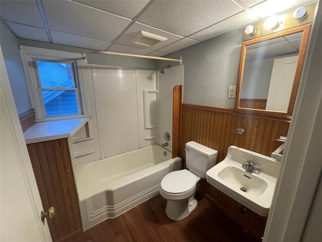 Photo - 1063 W 4th St