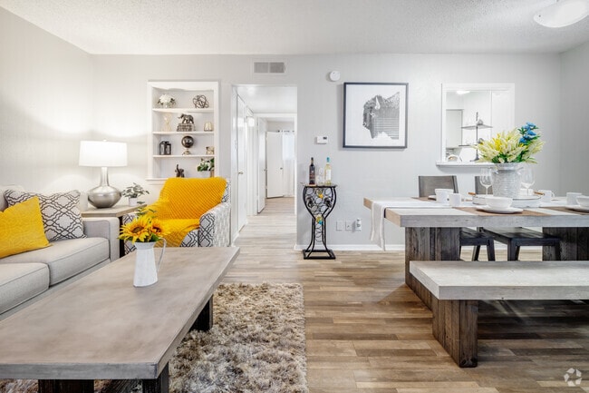 1BR, 1BA - 665SF Living Room