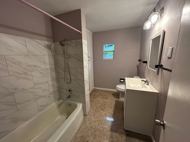 Photo - Cozy 3 bedroom, 1 bath for rent near downt... Unit A