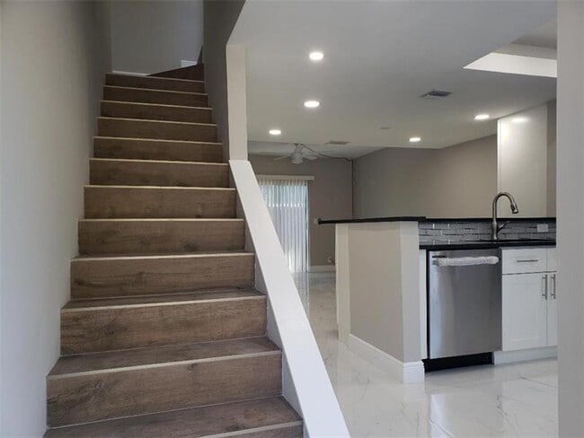 Photo - 93 SW 3rd St
