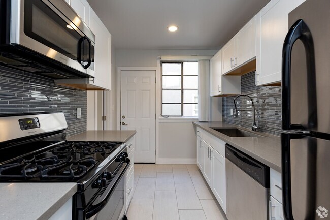 Building Photo - 970 N. Serrano Ave. Rental