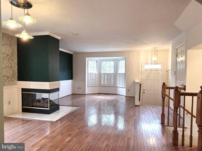 937 Walnut Wood Rd