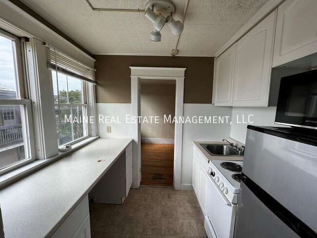 Building Photo - 9 Catell St Rental