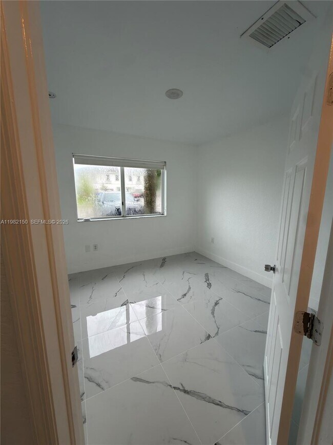 Photo - 689 NW 6th St