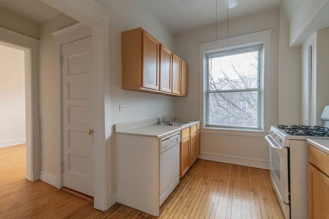 Building Photo - 3800 N Wilton Ave Unit 3S
