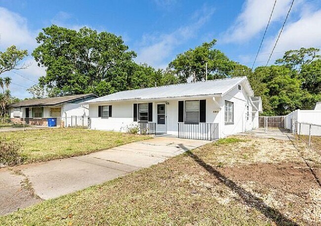 Photo - 405 Adele St