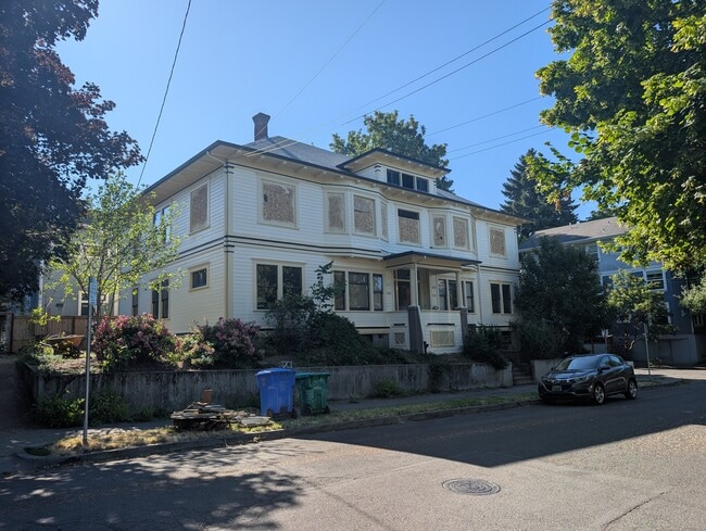 Building Photo - 1036 SE 13th Ave Rental