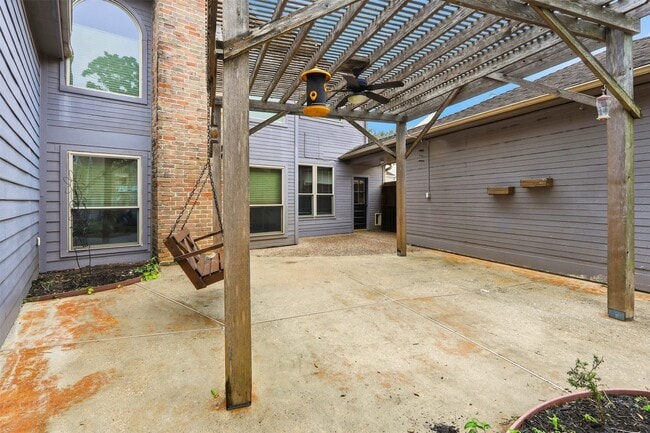 Building Photo - 11930 Carriage Hill Dr