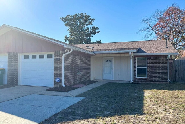 Photo - Just 2.5 miles from Eglin AFB!