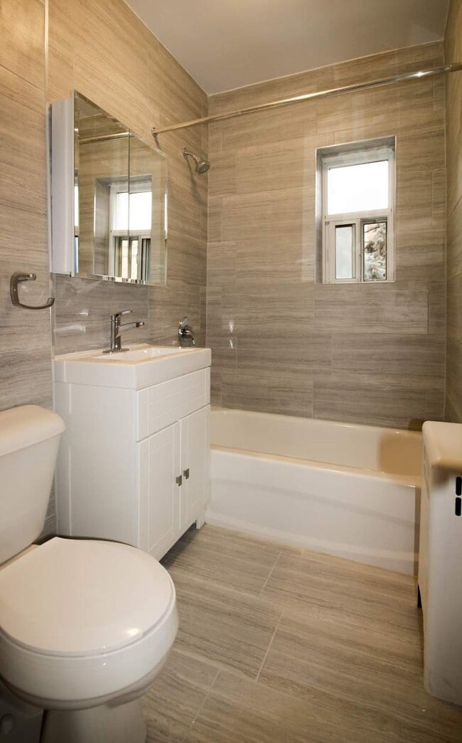Photo - 3110-3112 Yonge St
