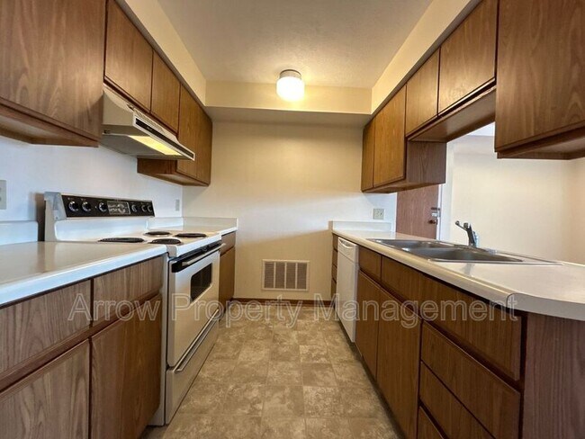 Photo - 208 E 5th St