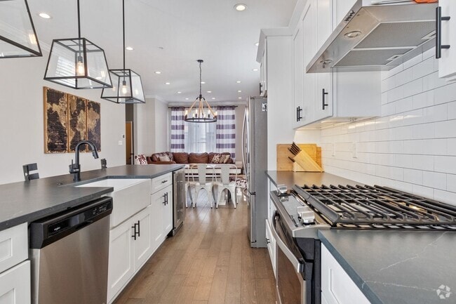Building Photo - Luxury 3-Bedroom, 4-Bathroom House in Sout...