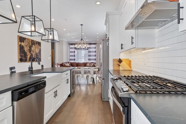 Building Photo - Luxury 3-Bedroom, 4-Bathroom House in Sout...