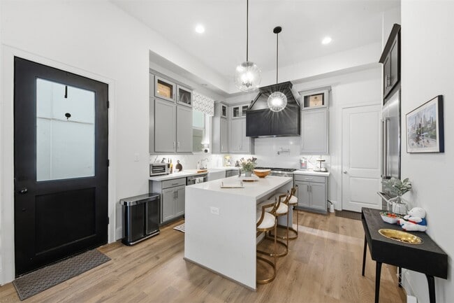Photo - 1908 W 25th St