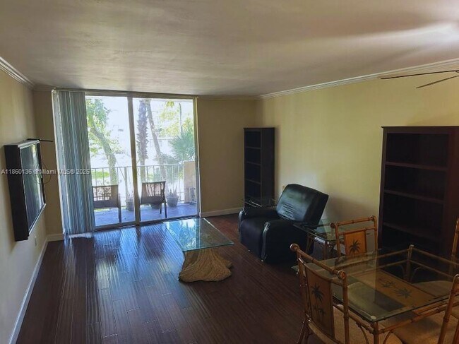 Photo - 2350 NE 135th St Unidad 202