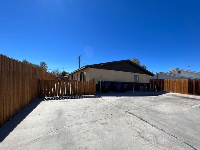 Building Photo - 419 W Wilson Ave Unit A