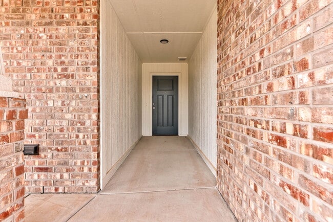 Photo - 323 Woodrock St