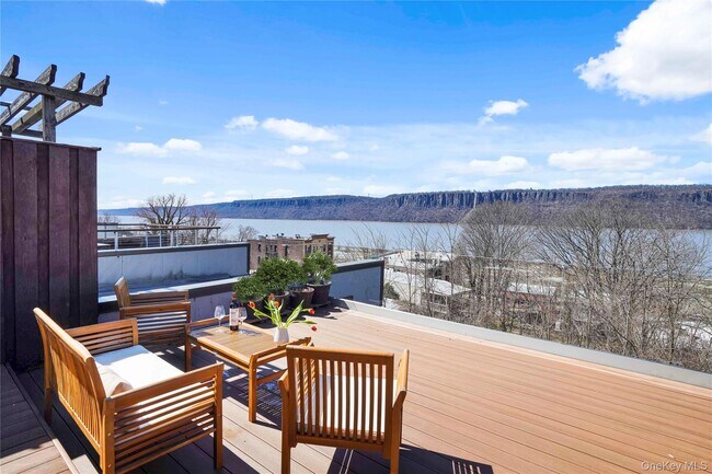 Photo - 493 Warburton Ave