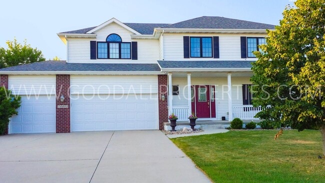 Building Photo - Spacious 4 Bedroom Home in Urbandale
