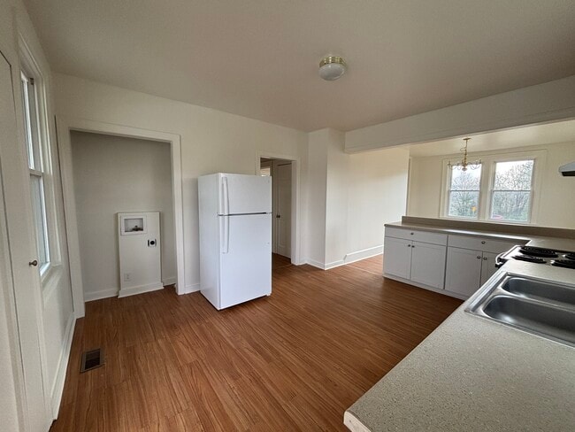 Conexiones para lavadora y secadora apilables - 9710 Chester Rd