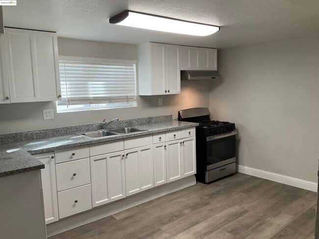 Photo - 619 W 17th St Unit B